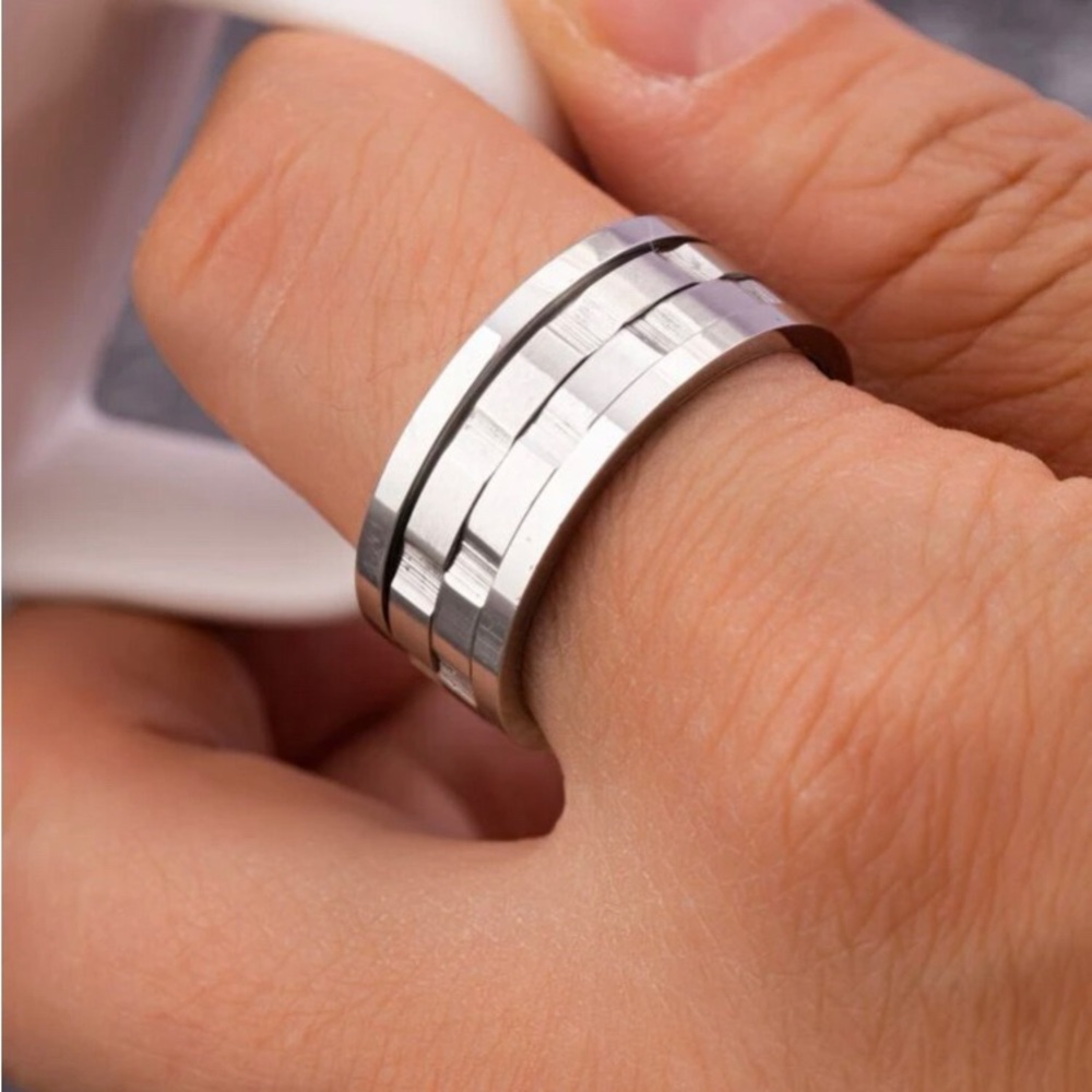 Spinner silver ring